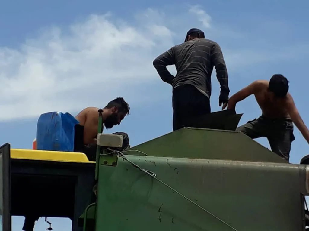 عطل كهربائي في حصادة يؤدي إلى نشوب حريق