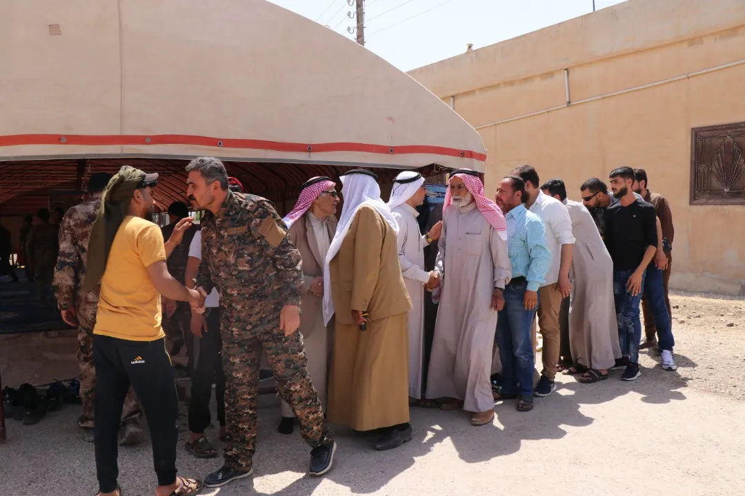 أهالي الطبقة يقدمون واجب العزاء لذوي الشهيد صقر