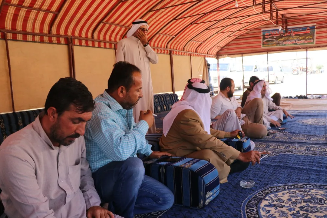 أهالي الطبقة يقدمون واجب العزاء لذوي الشهيد صقر