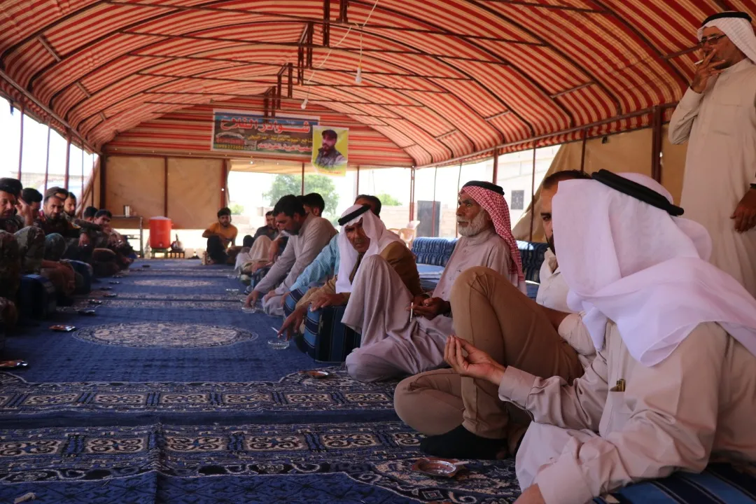 أهالي الطبقة يقدمون واجب العزاء لذوي الشهيد صقر