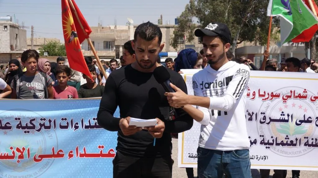 أهالي الطبقة خلال تظاهرة يطالبون الأمم المتحدة بإنقاذ الشعوب من الإبادة الجماعية