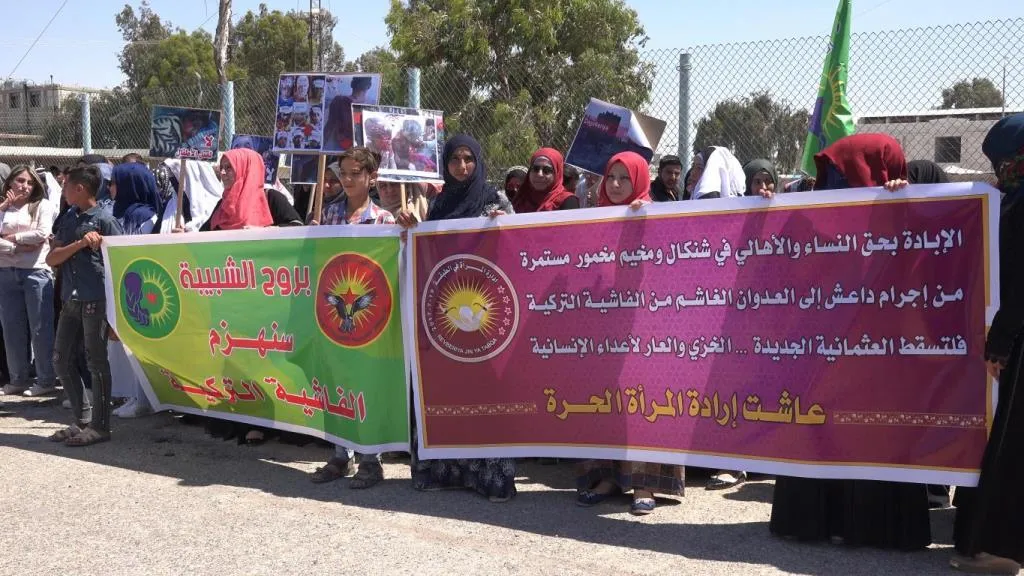أهالي الطبقة خلال تظاهرة يطالبون الأمم المتحدة بإنقاذ الشعوب من الإبادة الجماعية