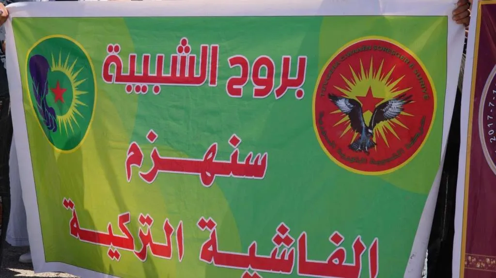 أهالي الطبقة خلال تظاهرة يطالبون الأمم المتحدة بإنقاذ الشعوب من الإبادة الجماعية