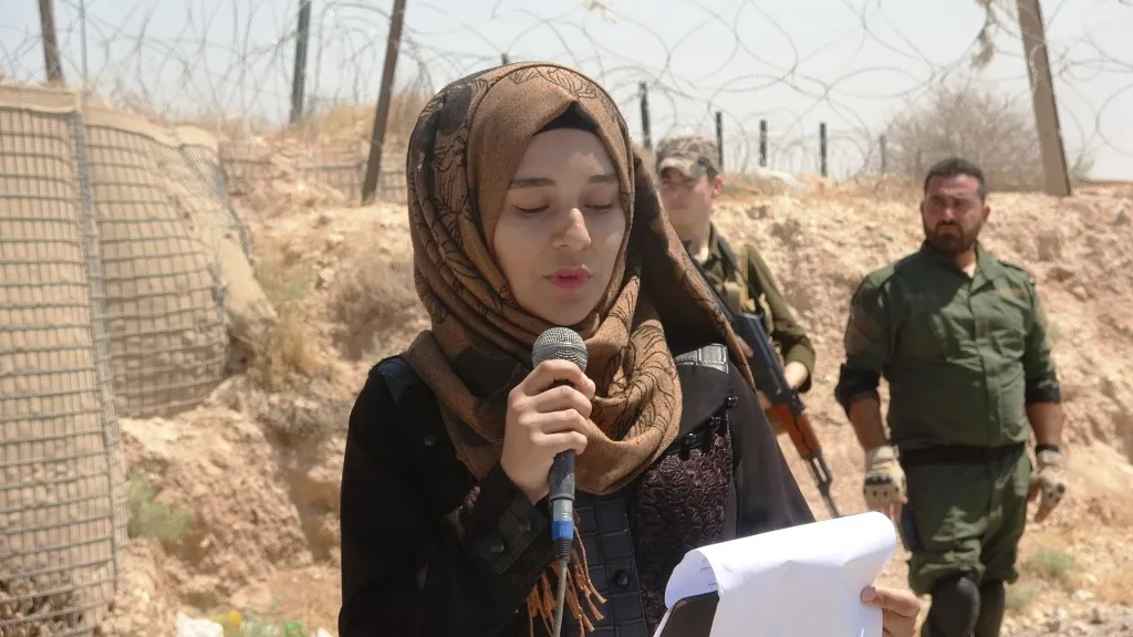 من أمام القاعدة الروسية أهالي عين عيسى يطالبون بالتدخل لوقف الجرائم التركية
