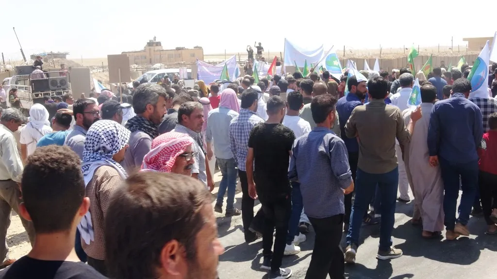 من أمام القاعدة الروسية أهالي عين عيسى يطالبون بالتدخل لوقف الجرائم التركية