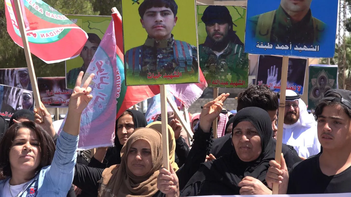 نساء الطبقة يعبرن عن غضبهن من استمرار استهداف النساء من قبل تركيا