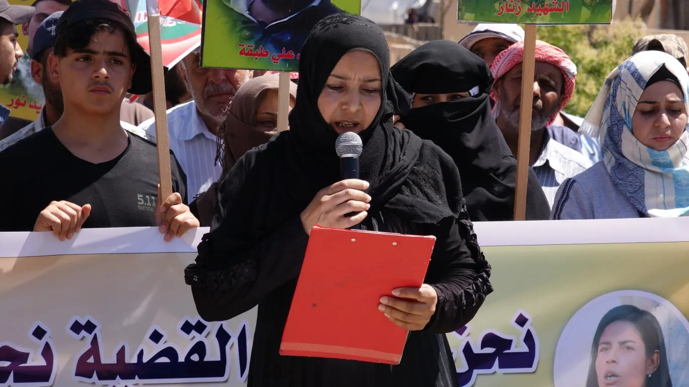نساء الطبقة يعبرن عن غضبهن من استمرار استهداف النساء من قبل تركيا
