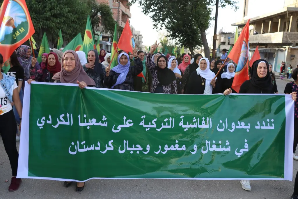 ​​​​​​​أهالي ديرك ينددون بالقصف التركي على شنكال ومخيم مخمور