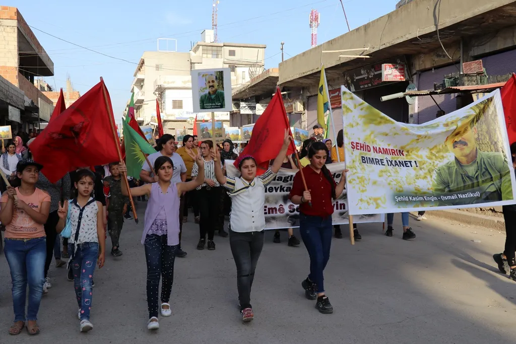 تظاهرة حاشدة في ديرك نظمها الشبيبة للتنديد بالعدوان التركي واستذكاراً للشهيد قاسم أنكين