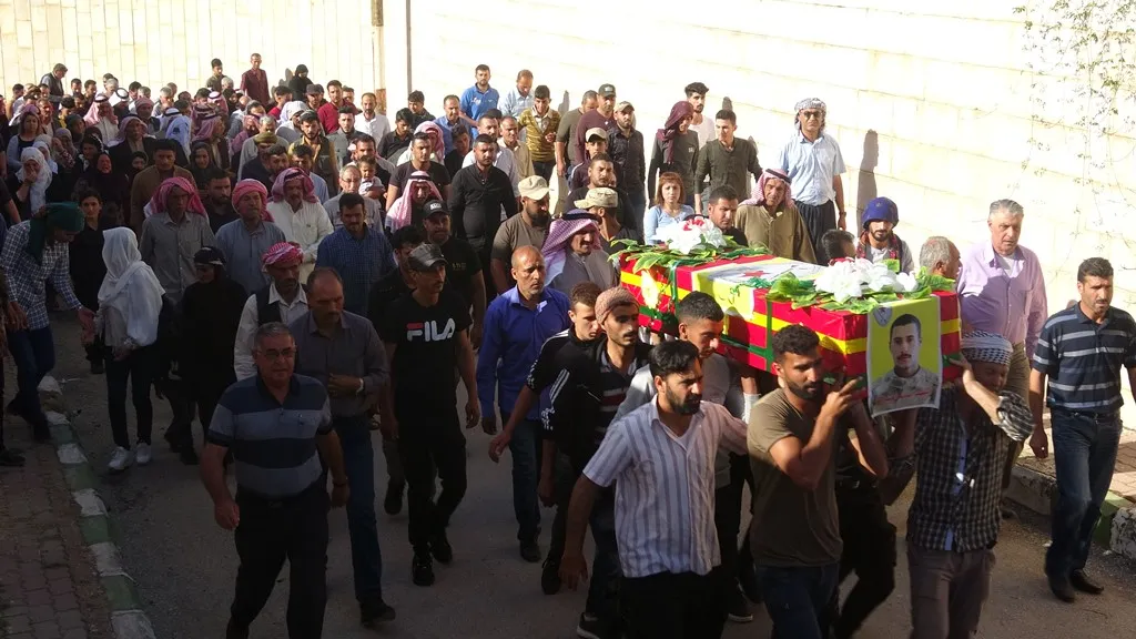 أهالي منطقة ديرك يودعون الشهيد أسامة إلى مثواه الأخير