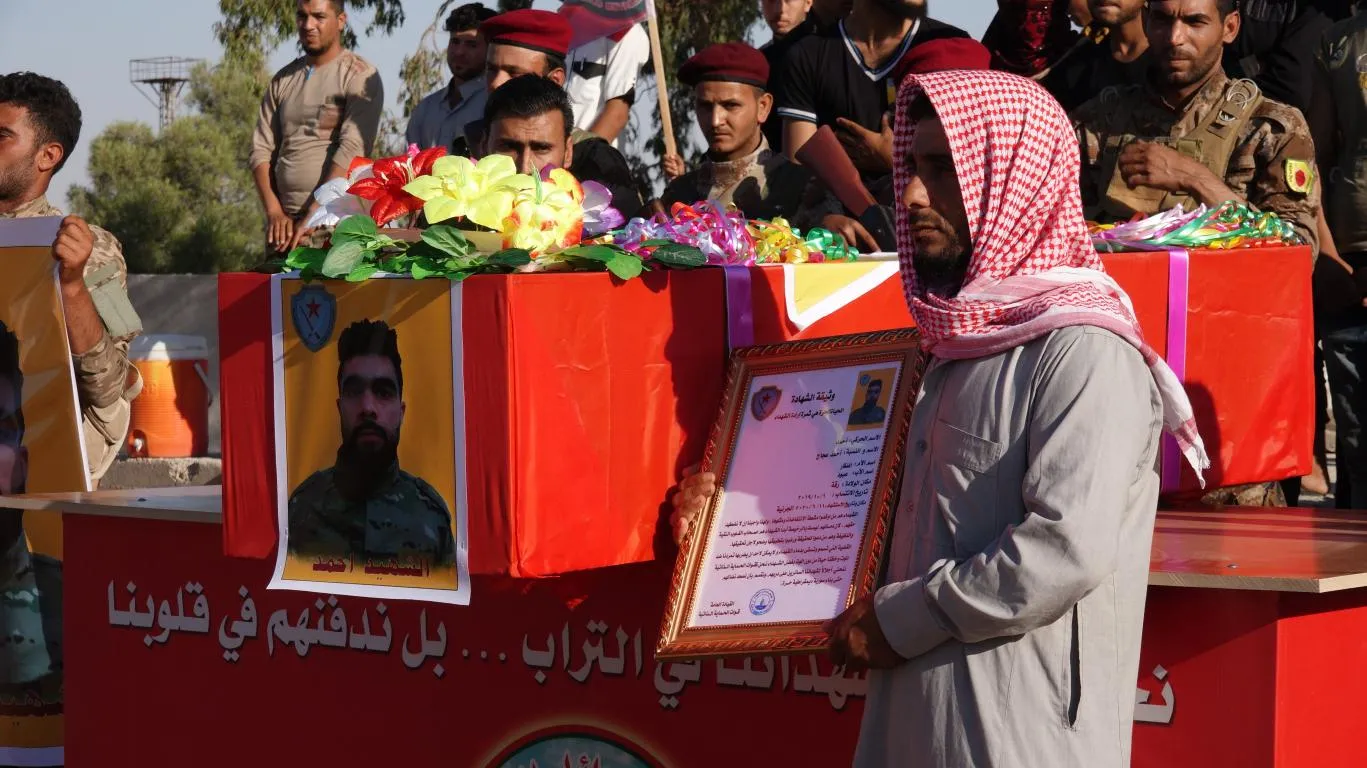 أهالي الطّبقة يودّعون الشّهيد أحمد عجاج إلى مثواه الأخير