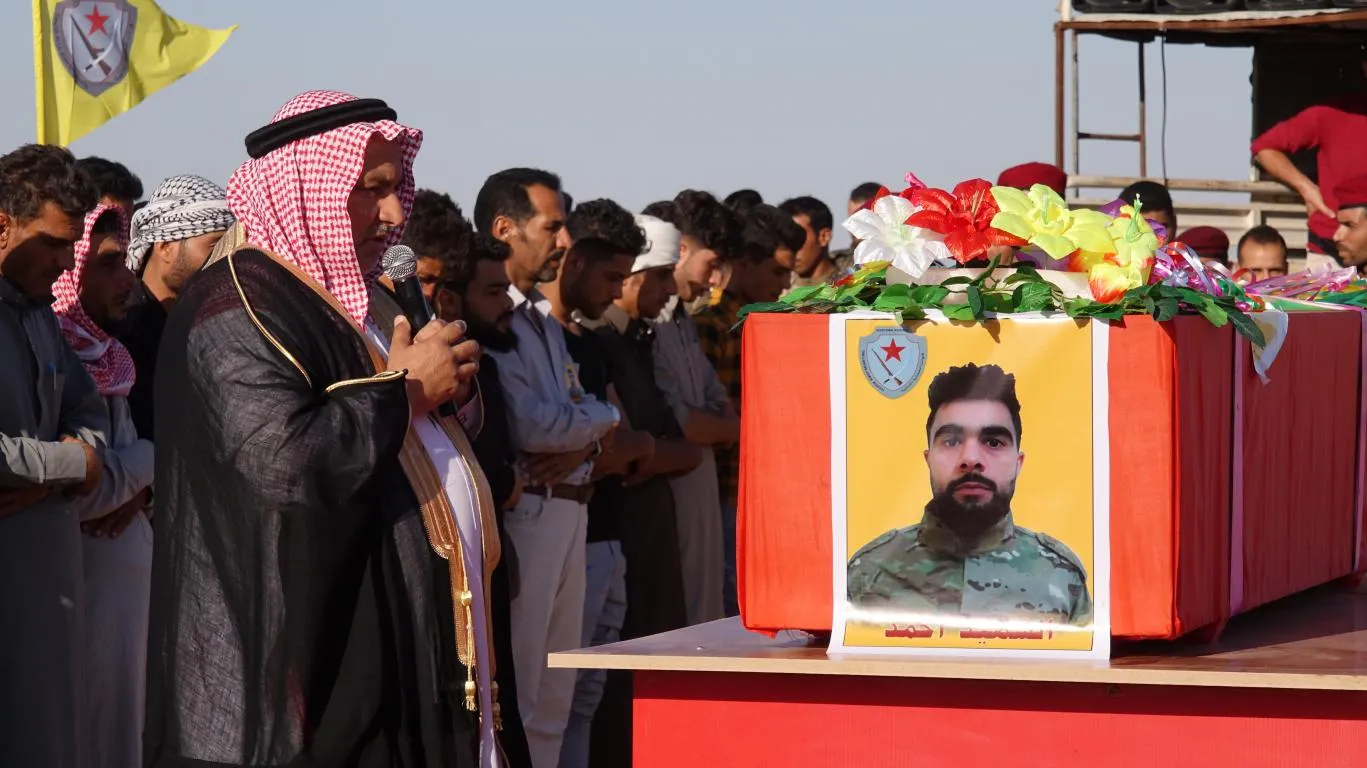 أهالي الطّبقة يودّعون الشّهيد أحمد عجاج إلى مثواه الأخير