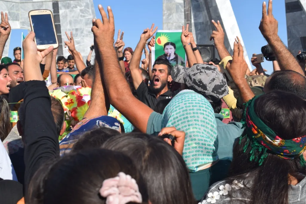 أهالي كوباني يشيّعون شهداء مجزرة حلنج إلى مثواهم الأخير