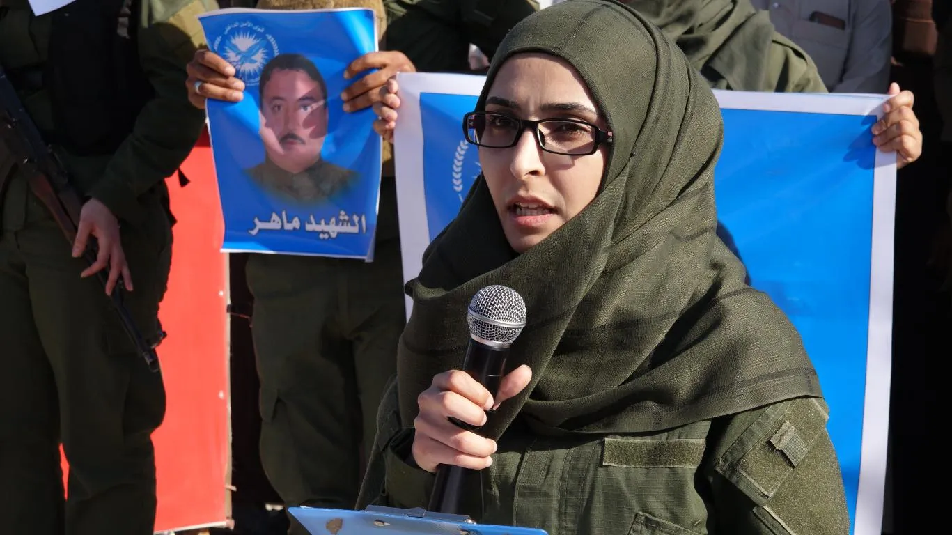 تراب الطبقة يحتضن جثمان الشهيد ماهر