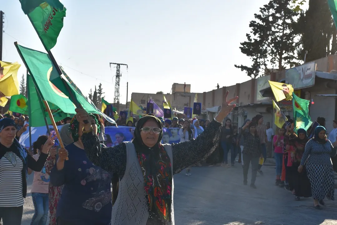 مؤتمر ستار ينظّم مظاهرة حاشدة في الشّهباء تنديداً بجرائم الاحتلال التّركيّ تجاه النّساء
