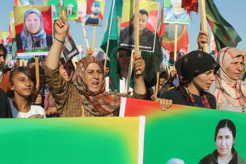 وقفة احتجاجية أمام القاعد الروسية في كوباني للتنديد بمجازر الاحتلال التركي والصمت الروسي