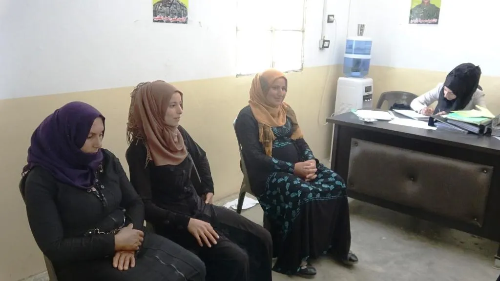 عبر الكومينات.. المرأة في دير الزور تستعيد مكانتها في المجتمع