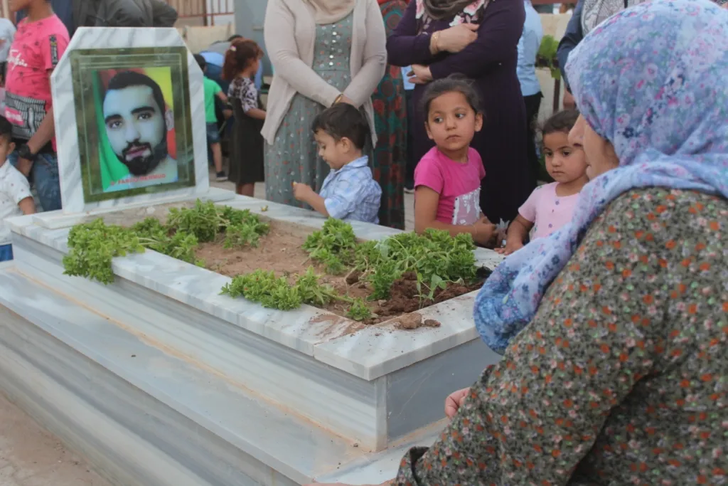 أهالي كوباني يستذكرون شهداء مجزرة 25 حزيران ويشعلون الشّموع على أضرحتهم