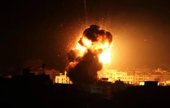 هجوم إسرائيليّ على مواقع لحركة حماس ردّاً على إطلاق صاروخ من غزة