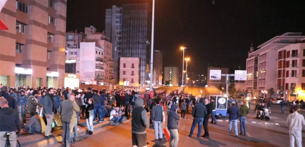 الغلاء والدولار يحركان الشارع اللبناني مجدّدًا... جرحى وقطع طرقات