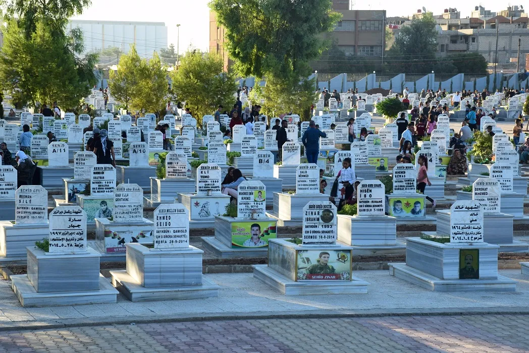 في مزارات الشهداء صبحية العيد تمنوا ان يعم السلام في العالم