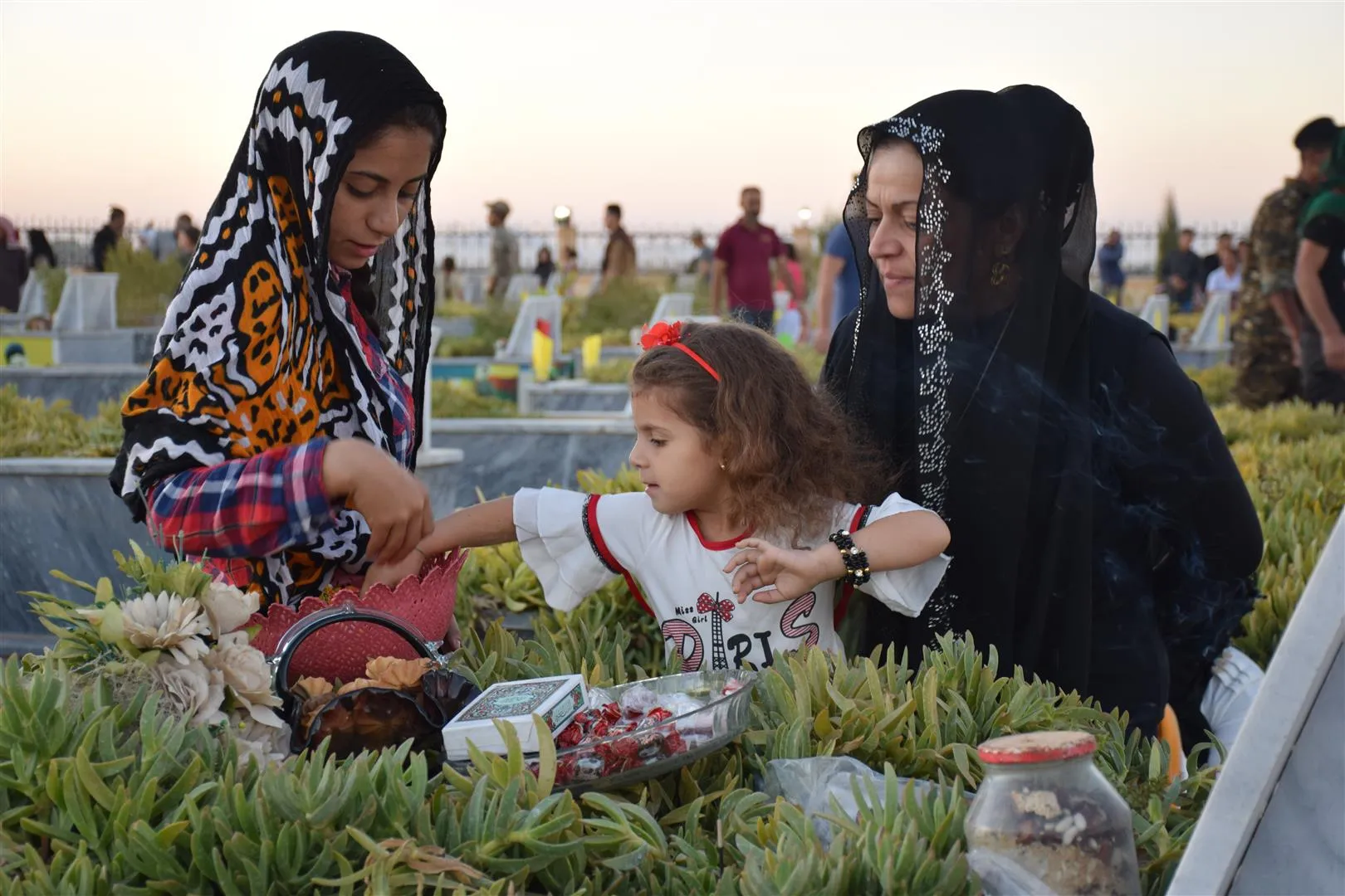 في مزارات الشهداء صبحية العيد تمنوا ان يعم السلام في العالم