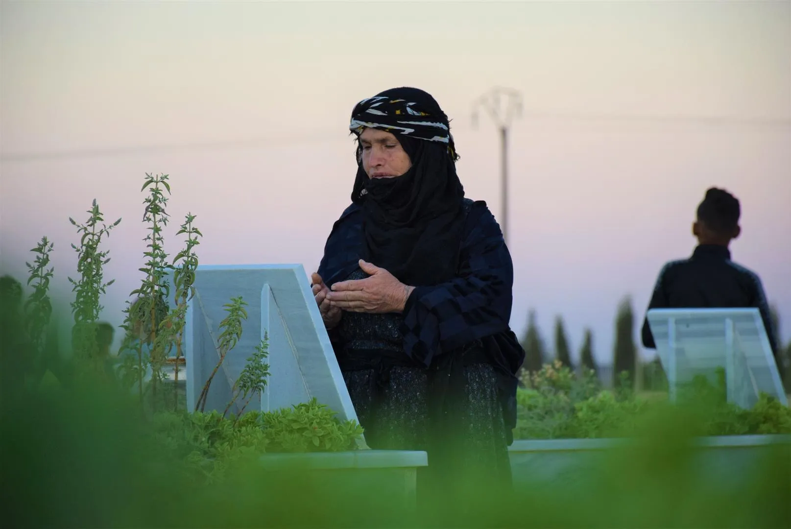 في مزارات الشهداء صبحية العيد تمنوا ان يعم السلام في العالم