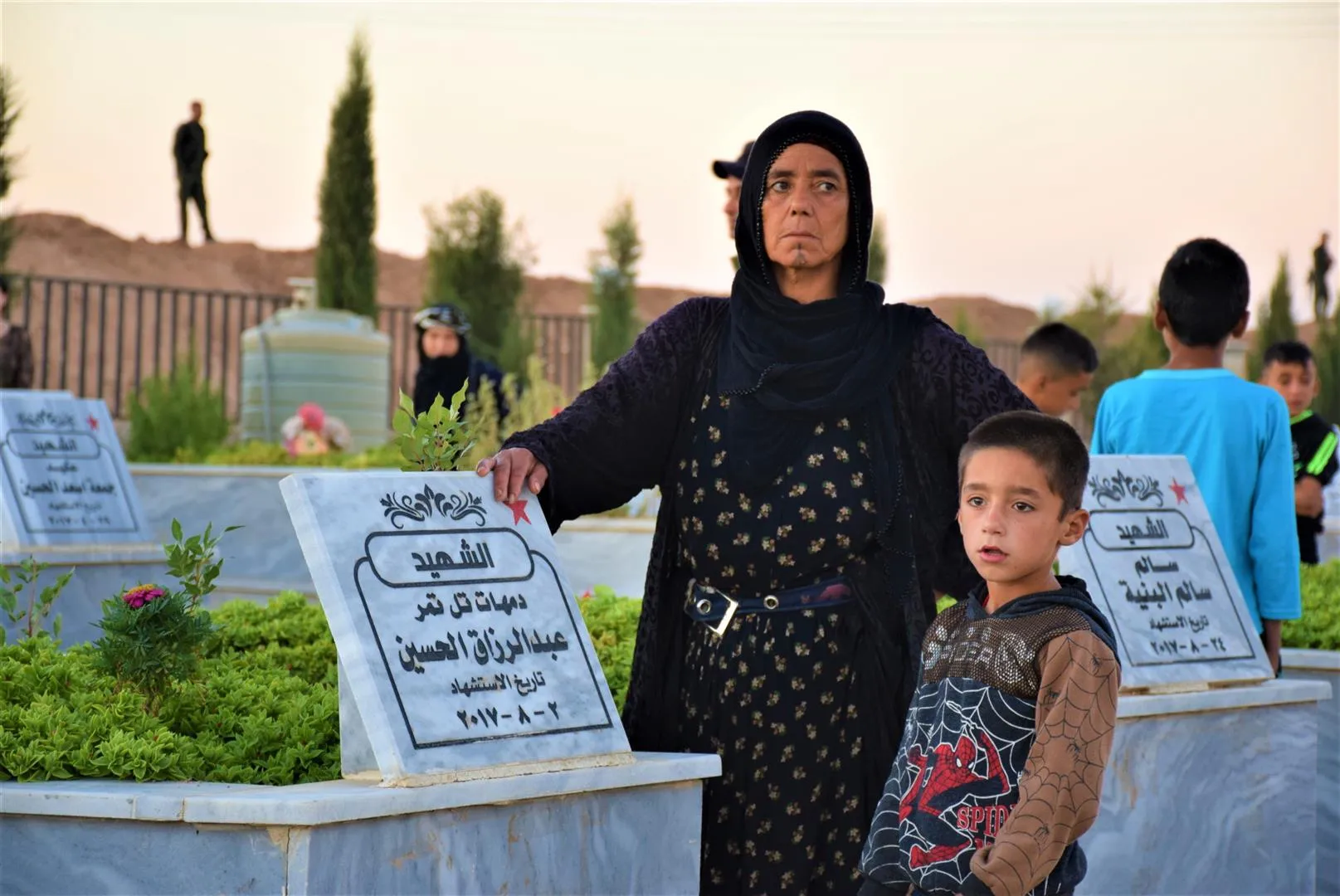 في مزارات الشهداء صبحية العيد تمنوا ان يعم السلام في العالم