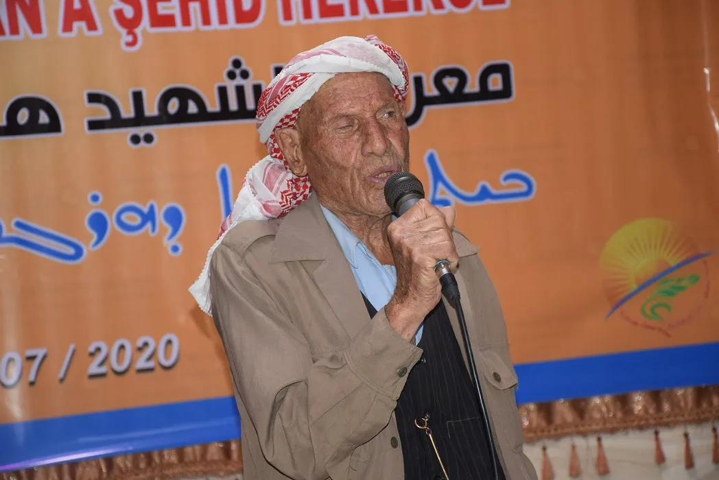 عاصر جكرخوين وتعلم لغته الأم من ملا أحمد نامي ليلُقب "بالقاص الشعري المتجول"