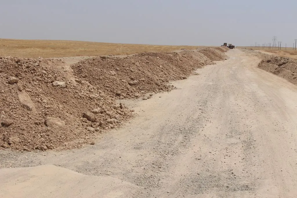 بلدية تل حميس تباشر بترميم طريق البترول