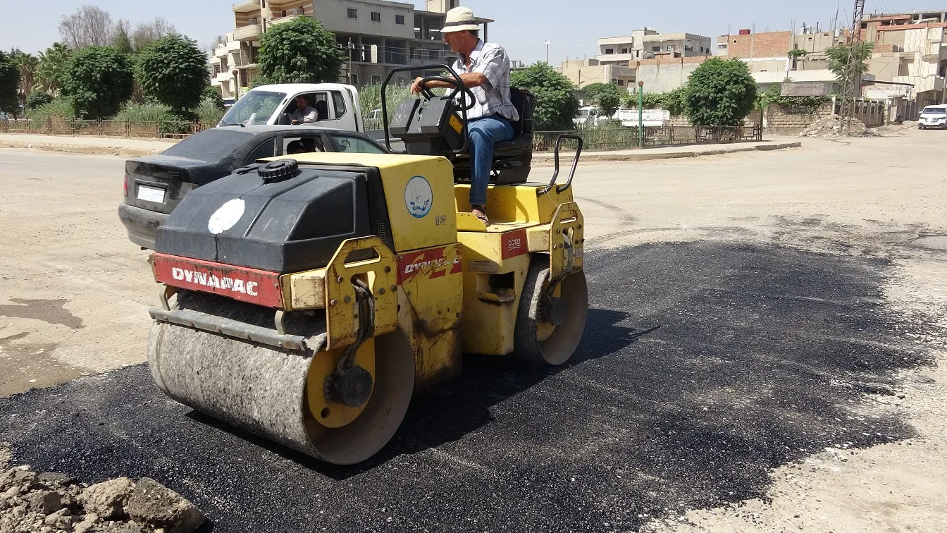 تزفيت الطرق في ديرك وإصلاح خط للصرف الصحي بطول 250 مترًا في الرقة