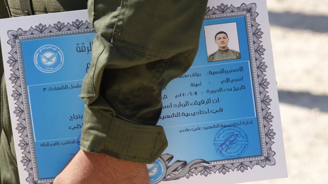 قوى الأمن الداخلي تخرّج دورة للإداريين في الطبقة