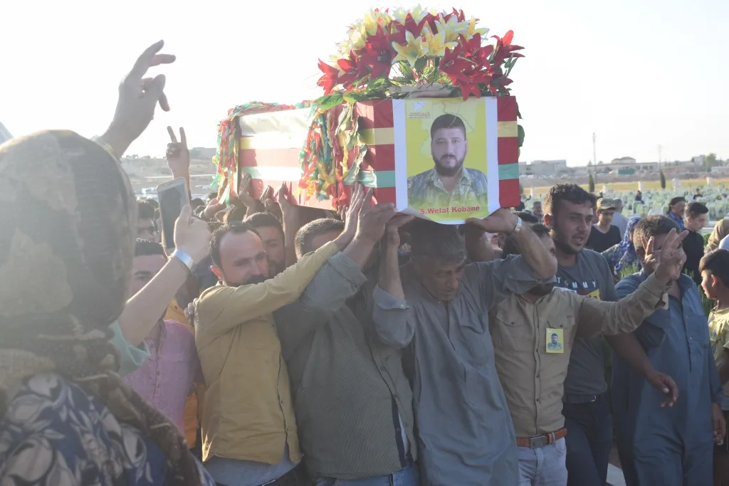 أهالي مقاطعة كوباني يشيعون الشهيد ولات شعبان إلى مثواه الأخير