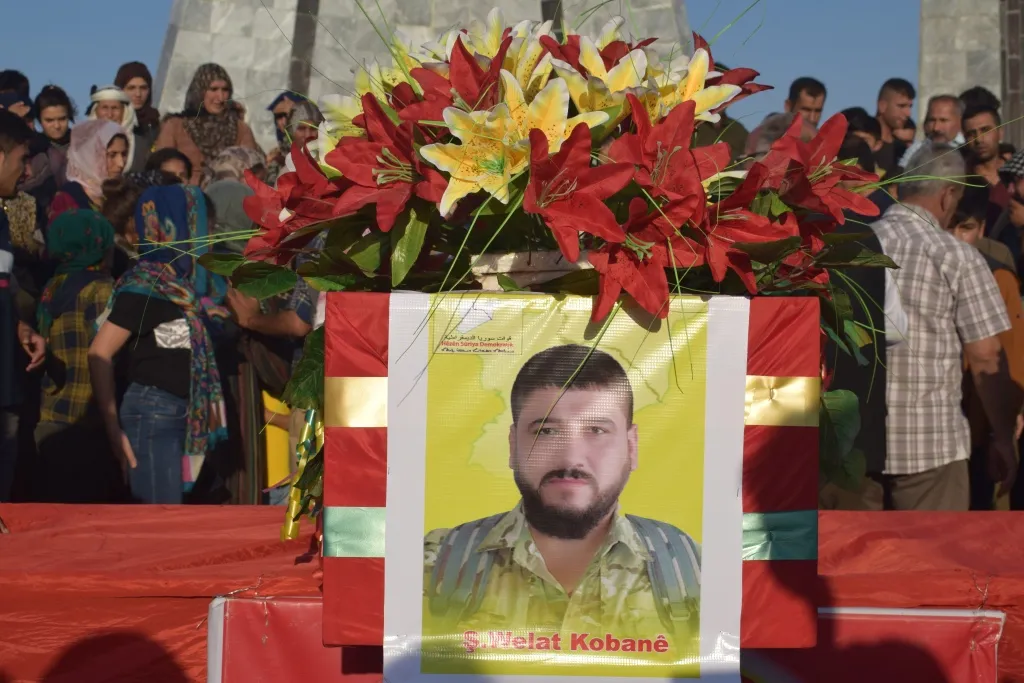 أهالي مقاطعة كوباني يشيعون الشهيد ولات شعبان إلى مثواه الأخير