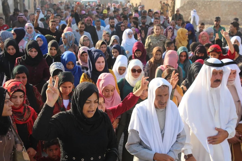 أهالي بلدة العريمة يتظاهرون تنديداً بالمجزرة التي ارتكبتها تركيا بحق المدنيين