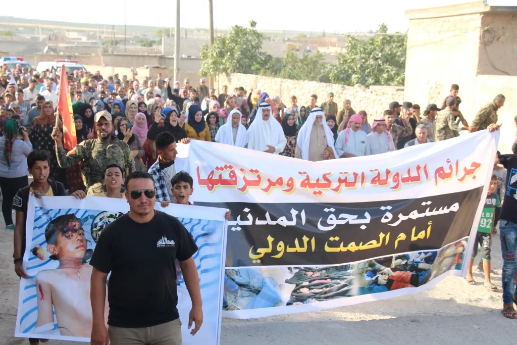 أهالي بلدة العريمة يتظاهرون تنديداً بالمجزرة التي ارتكبتها تركيا بحق المدنيين