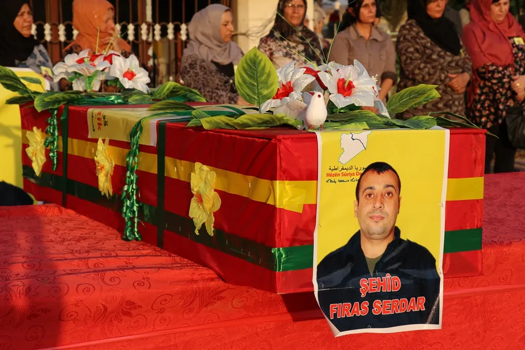أهالي منطقة ديرك يشيّعون الشّهيد فراس سردار إلى مثواه الأخير