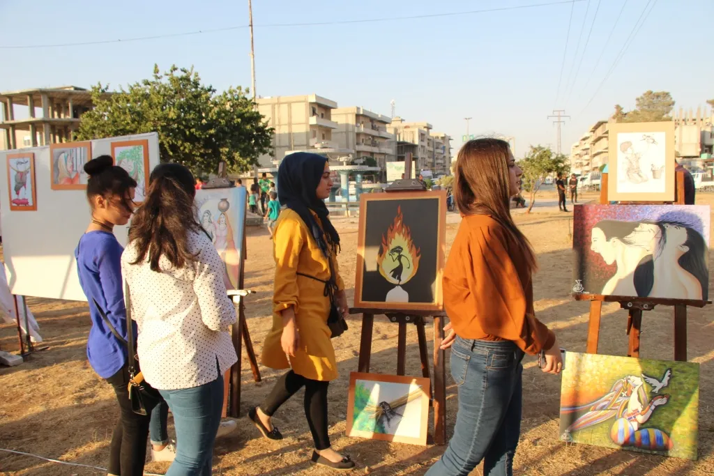 مركز الثّقافة والفنّ في منبج يقيم معرضاً للفنّ التشكيليّ