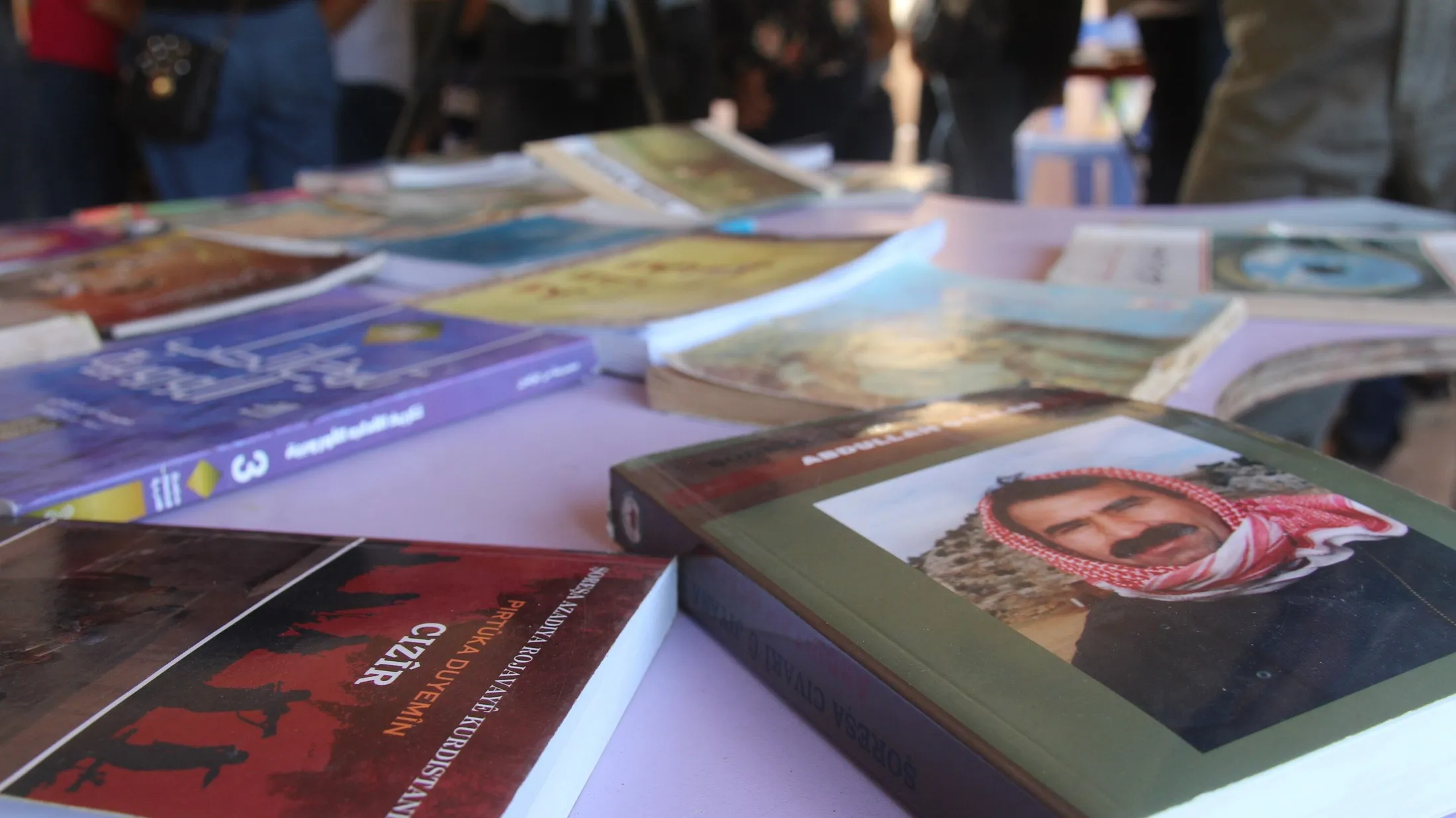 مثقفون من عفرين يفتتحون مكتبة بجهودهم الذاتية لدعم ثقافة القراءة