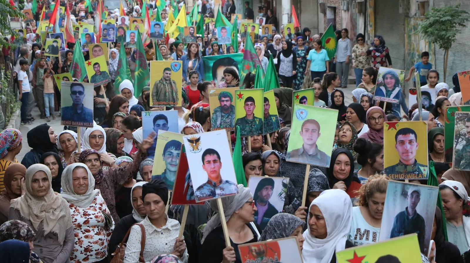مسيرة بالمشاعل في حلب احتفالاً بذكرى ثورة 19 تموز