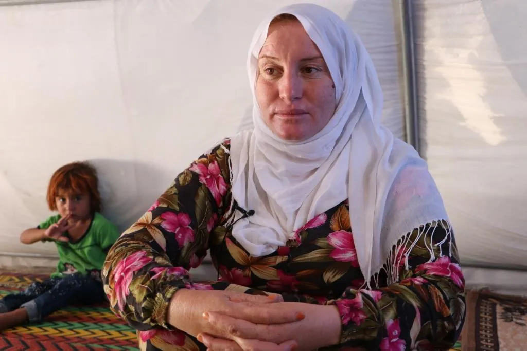 ​​​​​​​نساء نازحات ينظمن حياتهن في المخيم على أمل العودة إلى الديار