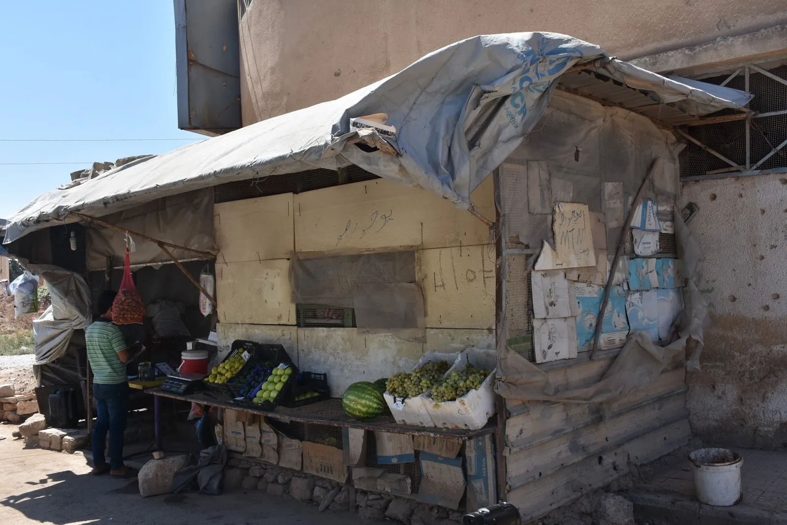 ​​​​​​​من محلات كبيرة نهبت لبراكيات في الشهباء ...حال مهجري عفرين