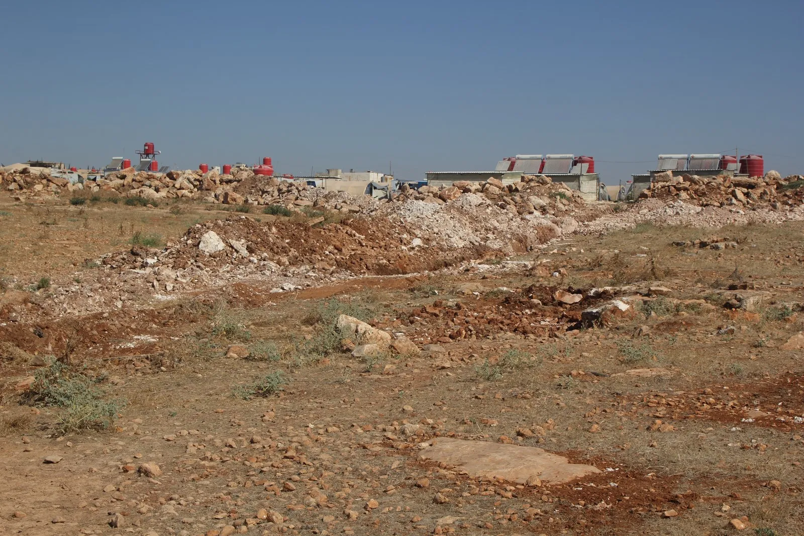​​​​​​​ترميم طريق حيوي في تربه سبيه وتوسيع خطوط الصرف الصحي في مخيم برخدان