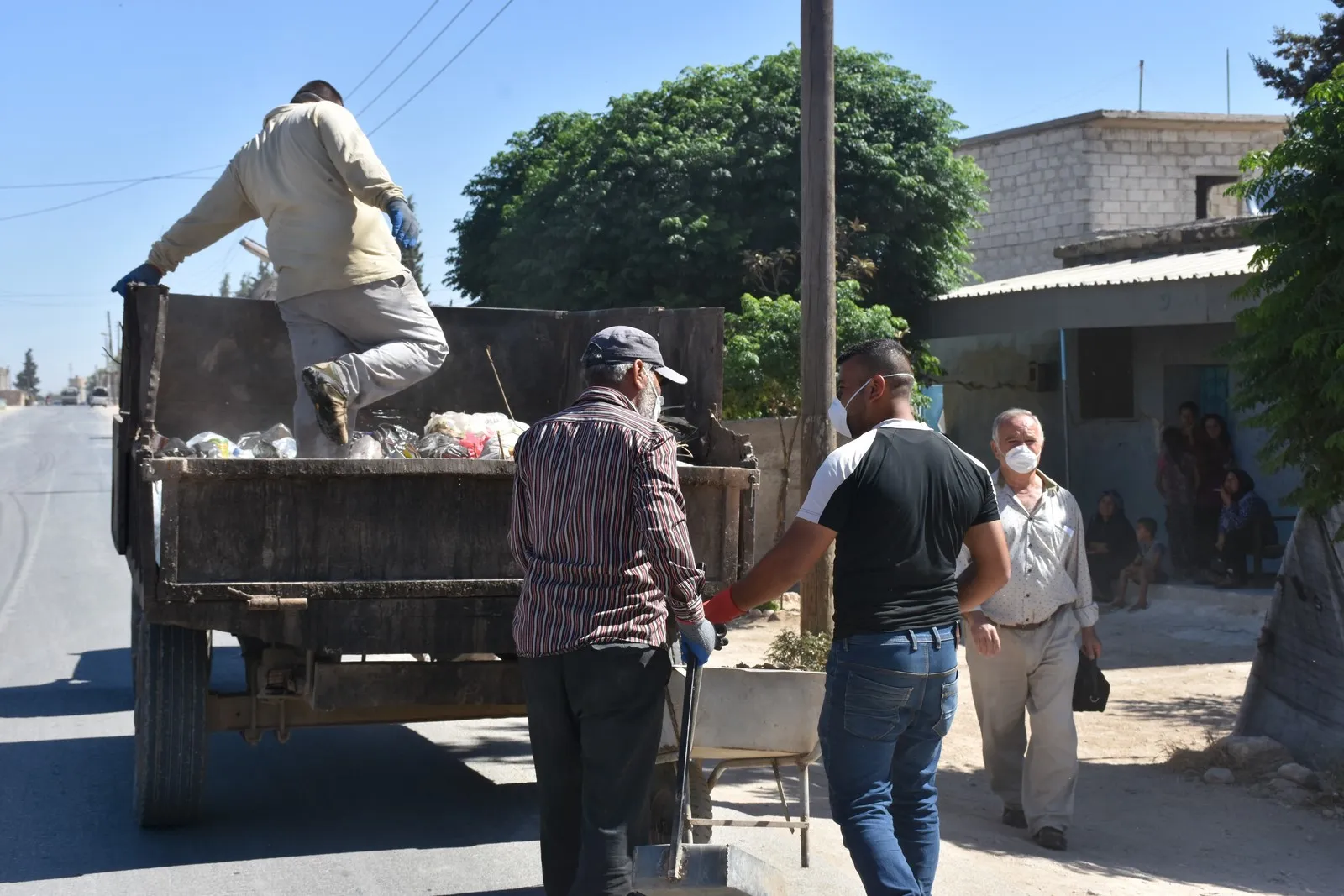 ​​​​​​​عمال النظافة...جنودٌ مجهولون إلى جانب الأطباء لاحتواء فيروس كورونا