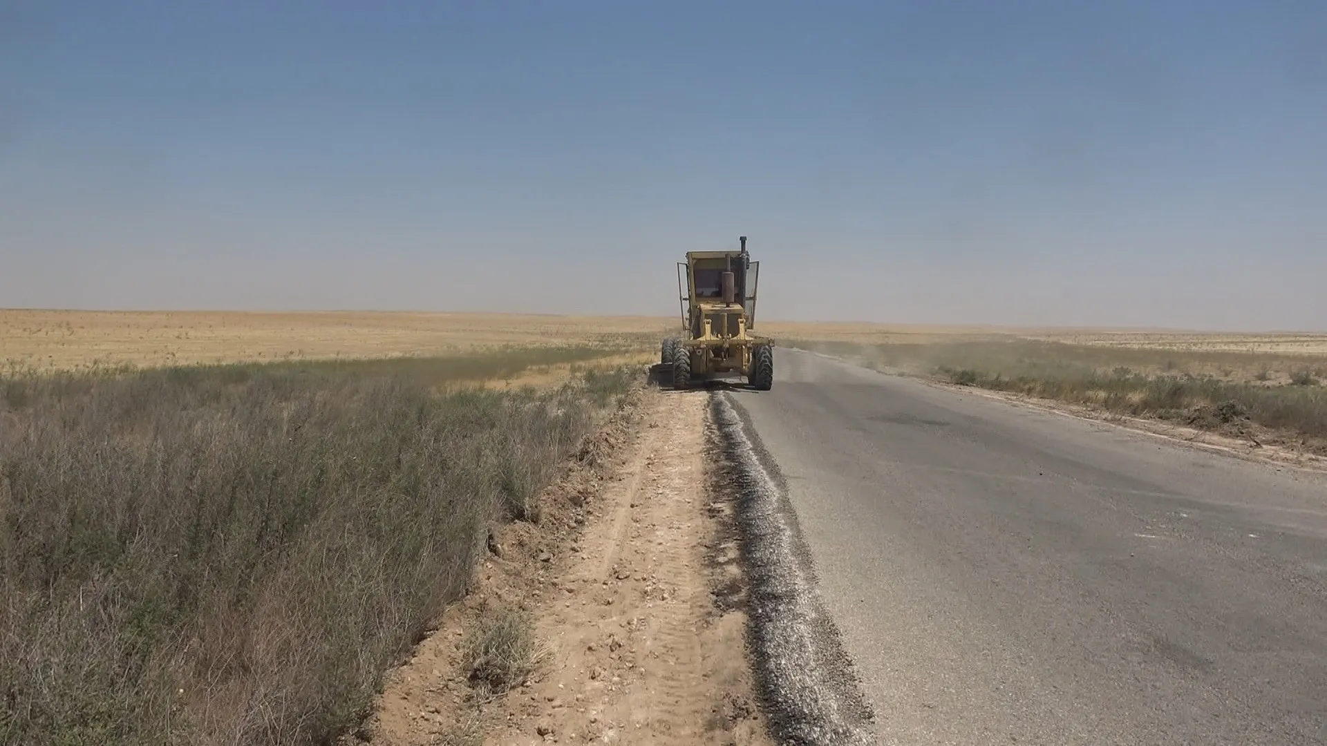 مكتب الطرق في دير الزور يباشر أعمال تأهيل طريق أبوخشب – الكسرة