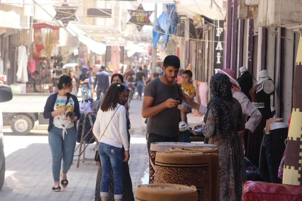 ازدحام بالتزامن مع أول حالة مصابة بكورونا في كوباني