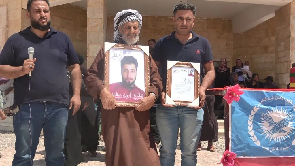 ​​​​​​​مجلس عوائل الشهداء في دير الزور يشيع جثمان الشهيد أحمد الهبشان