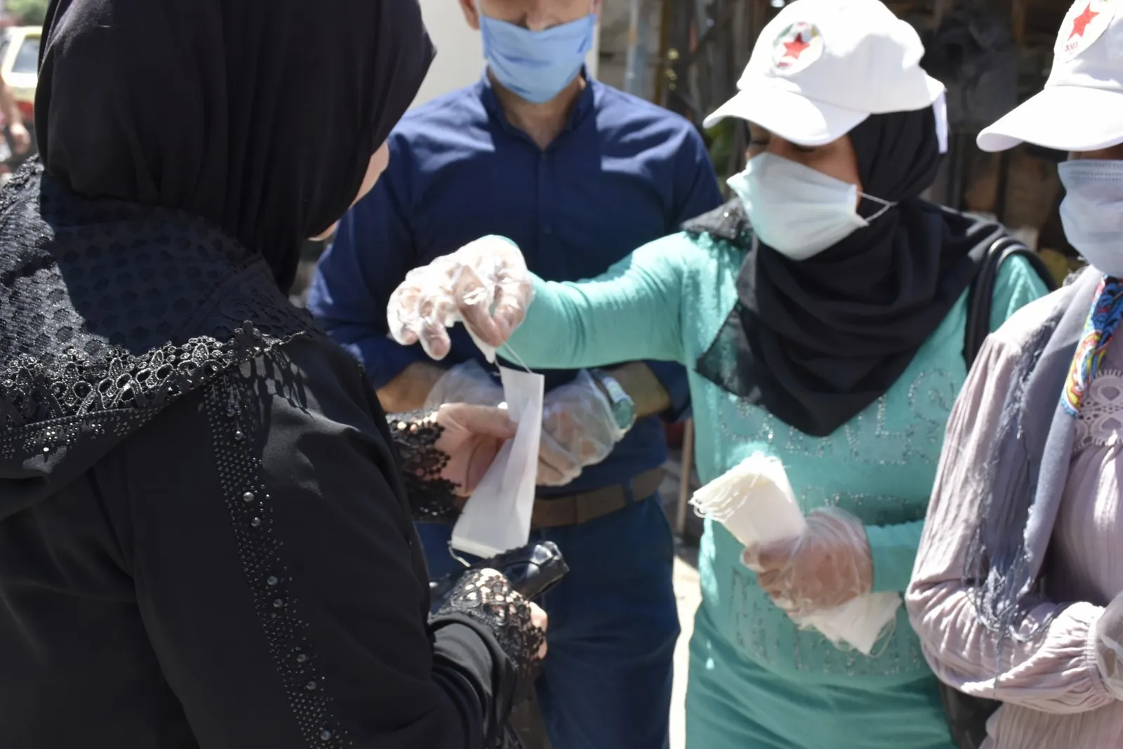 حملة توعوية وتوزع للكمامات في حي الشيخ مقصود بمدينة حلب