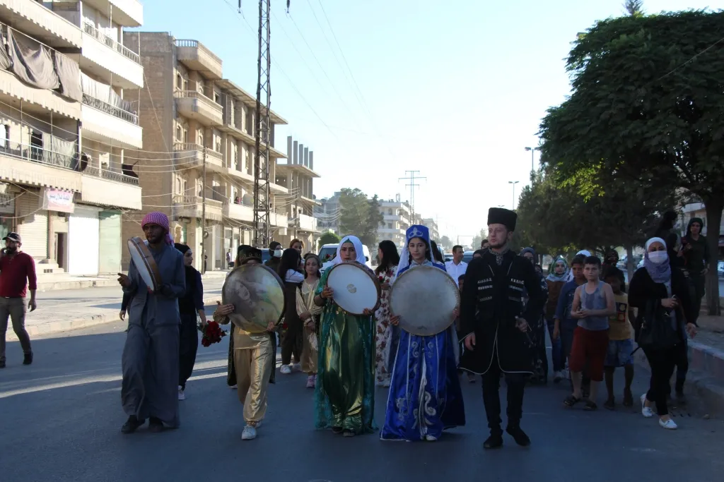 استقبلوا ذكرى تحرير منبج بتوزيع الورود على أعضاء قوى الأمن الدّاخليّ
