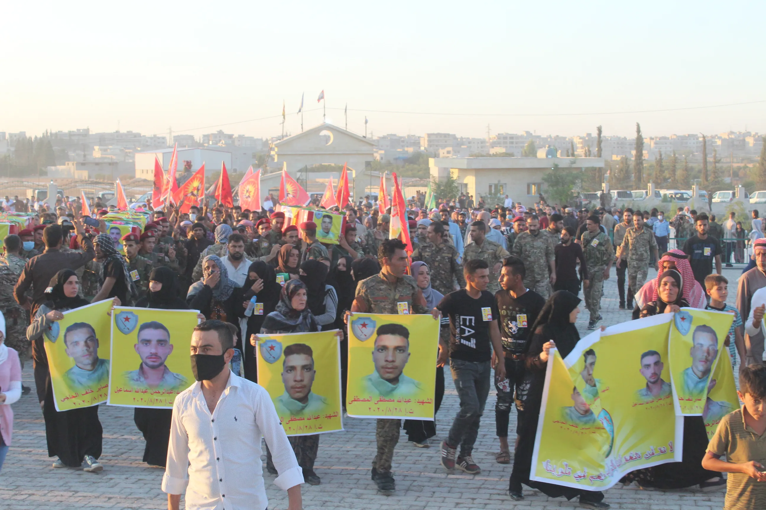 ​​​​​​​أهالي منبج يشيّعون ثلاثة من شهدائهم إلى مثواهم الأخير